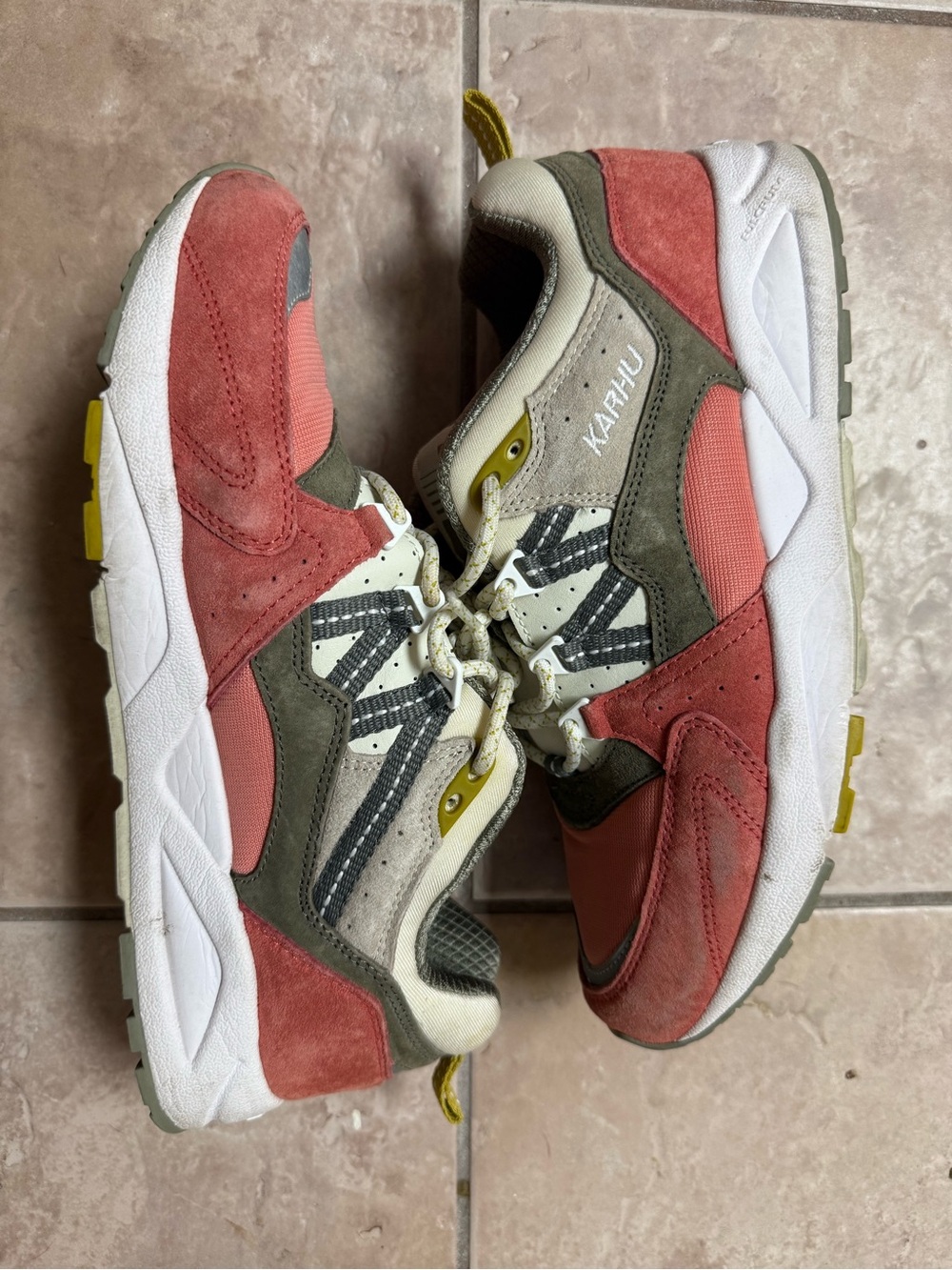 Karhu size 8.5 Coral & Olive Aria Retro Runner